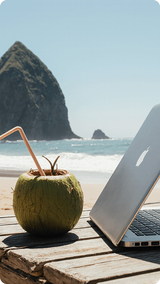 Foto eines Laptops am Strand